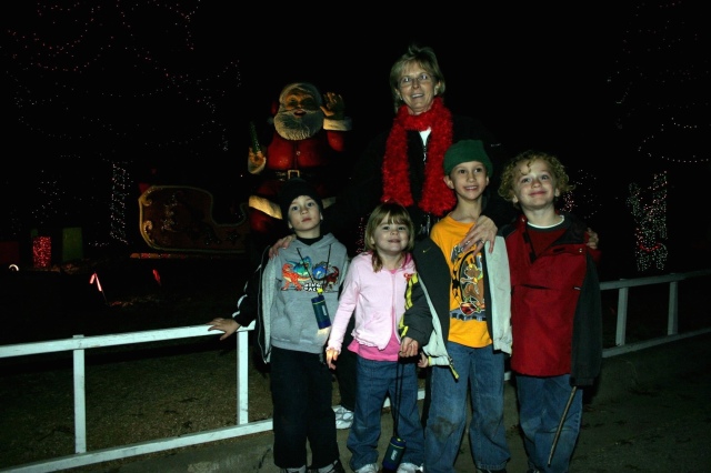 Hildebrand Christmas ScreenSaver/640x480_2005-12-22-48 Trail of Lights.jpg